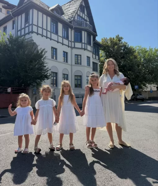 Laura Cosoi, mesaj emoționant după ce a devenit mamă pentru a cincea oară. Fotografia care a cucerit internetulv 27 familie laura cosoi