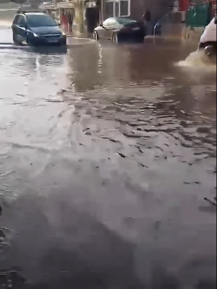 Străzi inundate la Dej după ploile abundente. Apa a ajuns până la roțile mașinilor