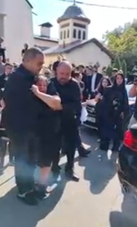 Clipe delicate la înmormântarea Mădălinei Apostol. Mama tinerei a leșinat. A fost chemată Ambulanța 26 Mădălina Apostol