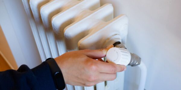 Trucul simplu care te poate ajuta să păstrezi casa mai caldă fără să crești temperatura caloriferului