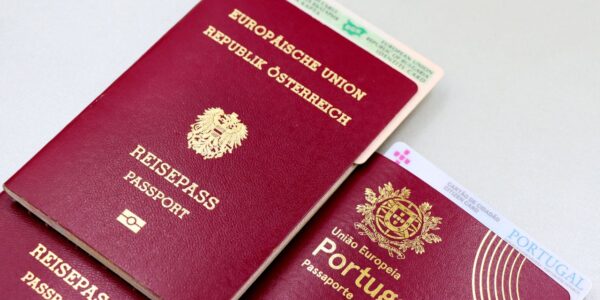 Pașapoarte europene și o carte de identitate așezate pe o masă, imagine ilustrativă pentru buletinul nou fără cip