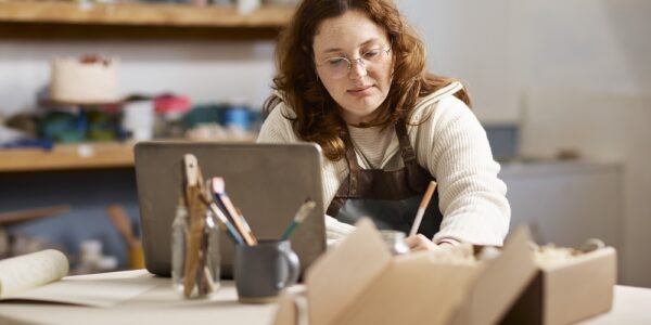 lucrul intr-un atelier handmade organizat