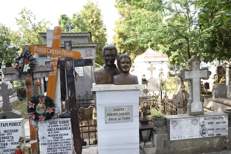 Durere la înmormântarea Ancăi Pandrea. Fotografiile cu Iurie Darie, așezate lângă sicriu 26 SURSA FOTO: LIBERTATEA.RO/ DUMITRU ANGELESCU