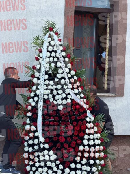Mesajul copiilor Mădălinei Apostol pe coroanele funerare. Familia, îndurerată la capelă 26 foto: spynews