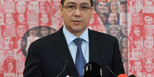 Cine a fost Cornelia Naum, mama lui Victor Ponta. Ea l-a ținut „cu picioarele pe pământ” 26 Victor Ponta, fiul Corneliei Naum, în februarie 2014