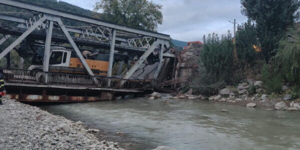 Pod prăbușit sub un TIR în Bacău. Autoritățile au convocat Comitetul pentru Situații de Urgență 27 Bacău