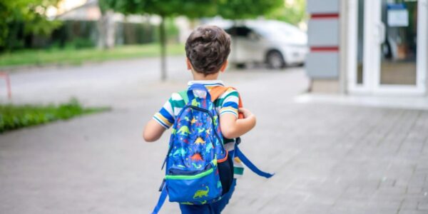 Cum îl ajuți pe copil să își facă singur ghiozdanul