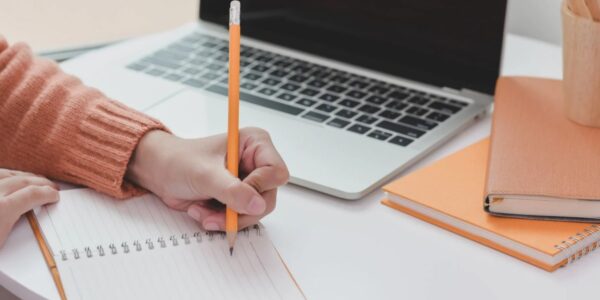 Cum îl înveți pe copil să își organizeze timpul pentru teme. Metode simple care îl ajută să devină independent
