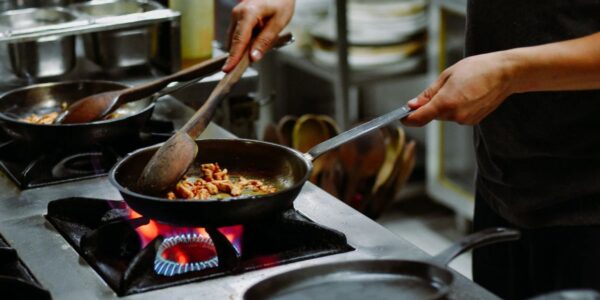 Cum scapi de mirosul de mâncare din casă după ce gătești