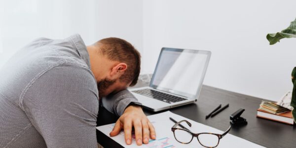 De ce apare oboseala toamna și ce obiceiuri îți pot susține energia
