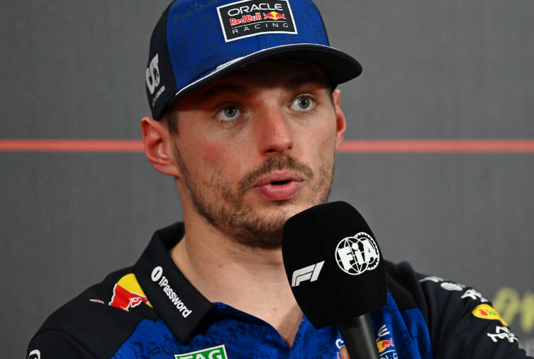 Max Verstappen a câștigat cursa de sprint la Marele Premiu de Formula 1 din Singapore! Accidentul lui George Russell și contactul dintre piloții McLaren au schimbat cursa