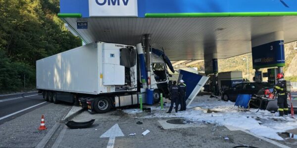 Accident periculos pe DN7. Un camion a lovit o pompă de carburant, iar combustibilul a început să se scurgă 26 accident