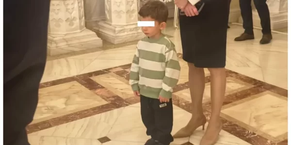 Fiul lui Nicușor Dan, apariție neașteptată la Palatul Cotroceni. Ipostaza în care a fost surprins Antim la ceremonia noului Guvern 26 Nicusor Dan