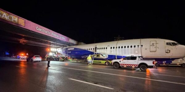 Se întâmplă în România. Un avion a rămas blocat pe DN1! Transportul uriaș nu a mai încăput pe sub pod 27 avion DN1. Foto: Antena 3 CNN