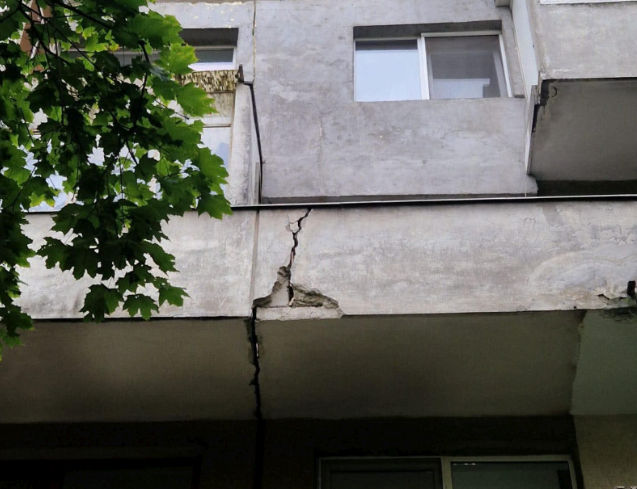 Alertă în Sectorul 6 al Capitalei! Zeci de locatari au fost scoși din locuințe după apariția unor fisuri pe fațada unui bloc. Ce a transmis Raed Arafat