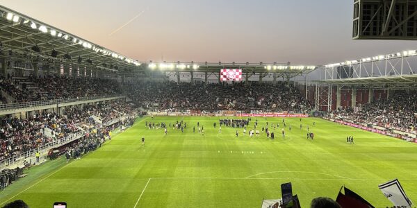 Stadionul Rapid-Giulești din București, seara, văzut din tribună