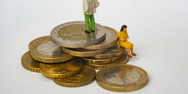 Figurine cu un bărbat și o femeie pe teancuri de monede