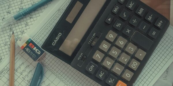 Calculator pe un teanc de documente financiare