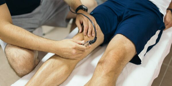 Genunchi dureros examinat și tratat de un specialist, dureri de articulații după 45 de ani