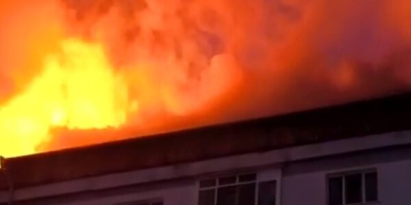 Panică într-un bloc cu 60 de apartamente. 12 autospeciale au intervenit pentru stingerea incendiului 26 incendiu
