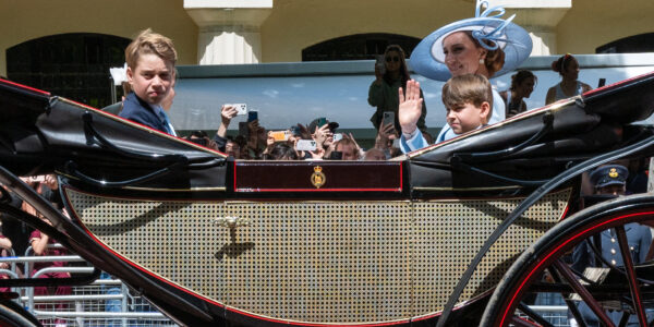 Prințul George, prințul Louis și prințesa Kate în trăsură, la Trooping the Colour 2026